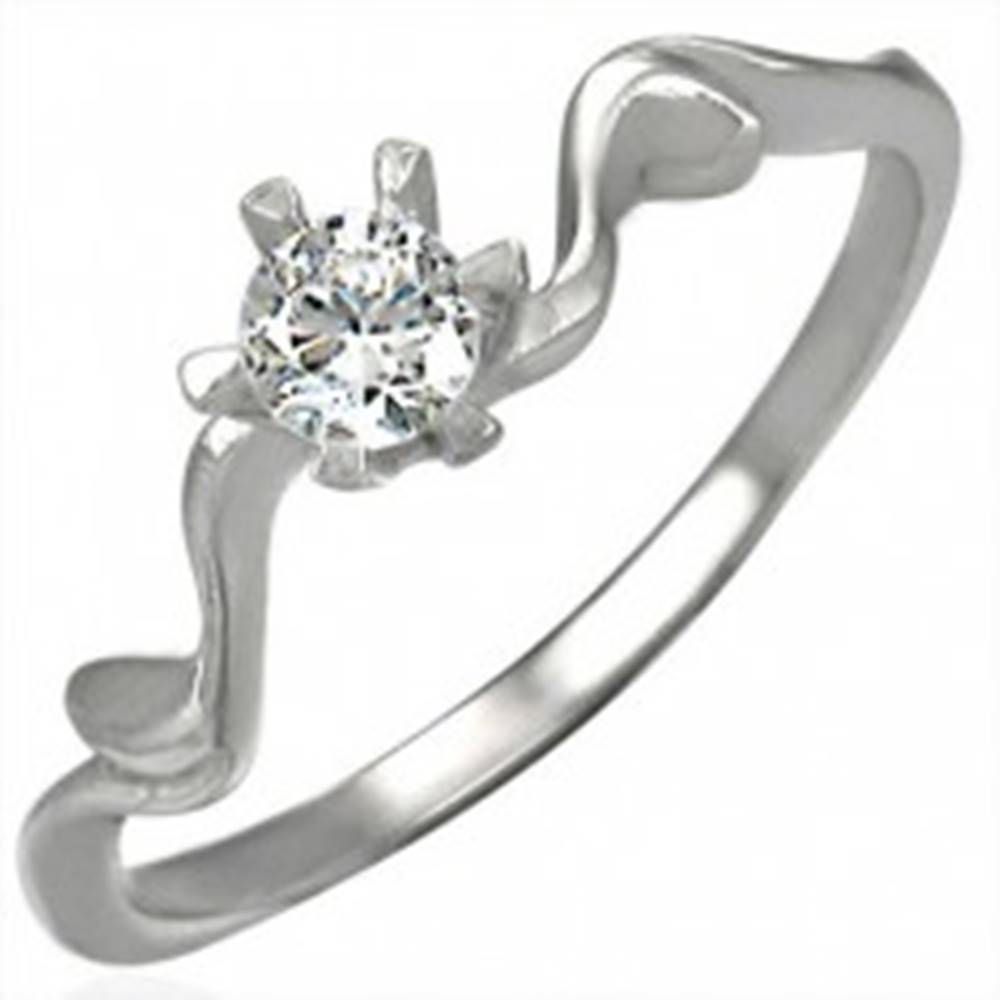 Šperky eshop Snubný prsteň s krásne uchyteným zirkónom - Veľkosť: 49 mm