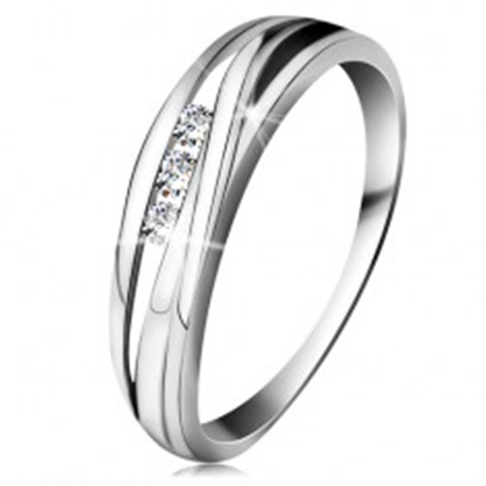 Šperky eshop Briliantový prsteň z bieleho 14K zlata, zvlnené línie ramien, tri číre diamanty - Veľkosť: 49 mm
