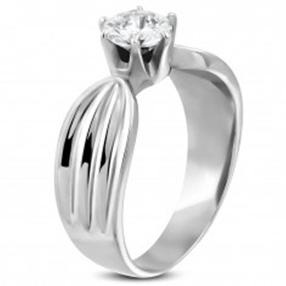 Šperky eshop Dámsky prsteň z ocele 316L s čírym zirkónom a zárezmi po stranách - Veľkosť: 49 mm