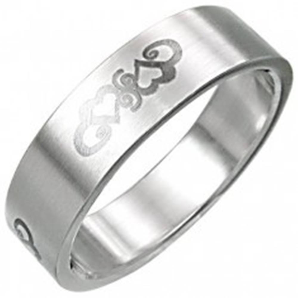 Šperky eshop Oceľový prsteň so srdiečkovým ornamentnom - Veľkosť: 55 mm
