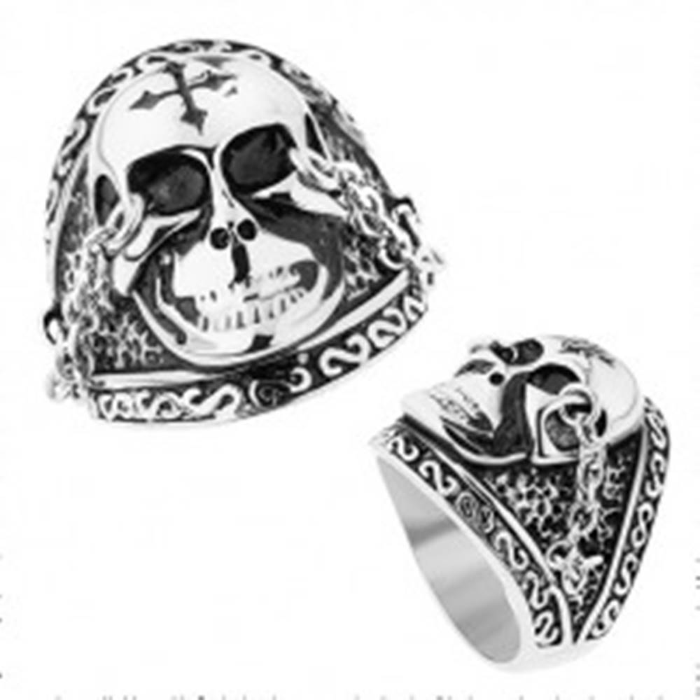 Šperky eshop Oceľový prsteň striebornej farby, lesklá lebka s krížom, retiazky, patina - Veľkosť: 57 mm