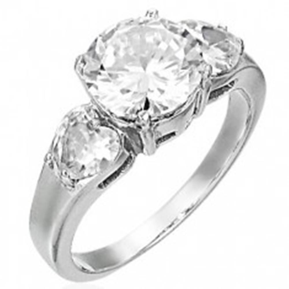 Šperky eshop Snubný prsteň - 1 veľký zirkón a 2 srdiečkové zirkóny - Veľkosť: 49 mm