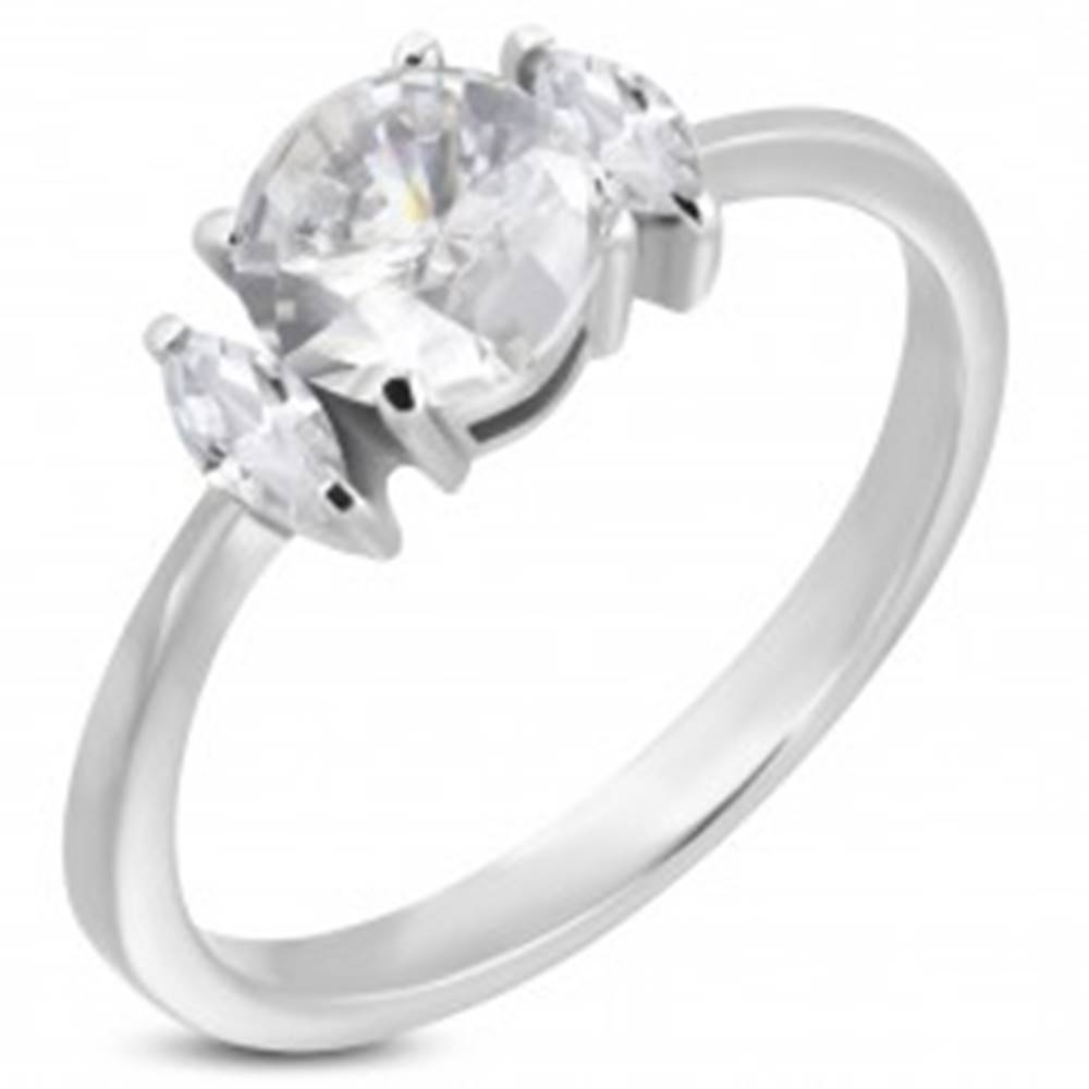 Šperky eshop Zásnubný prsteň s okrúhlym zirkónom a dvoma oválnymi zirkónmi - Veľkosť: 49 mm