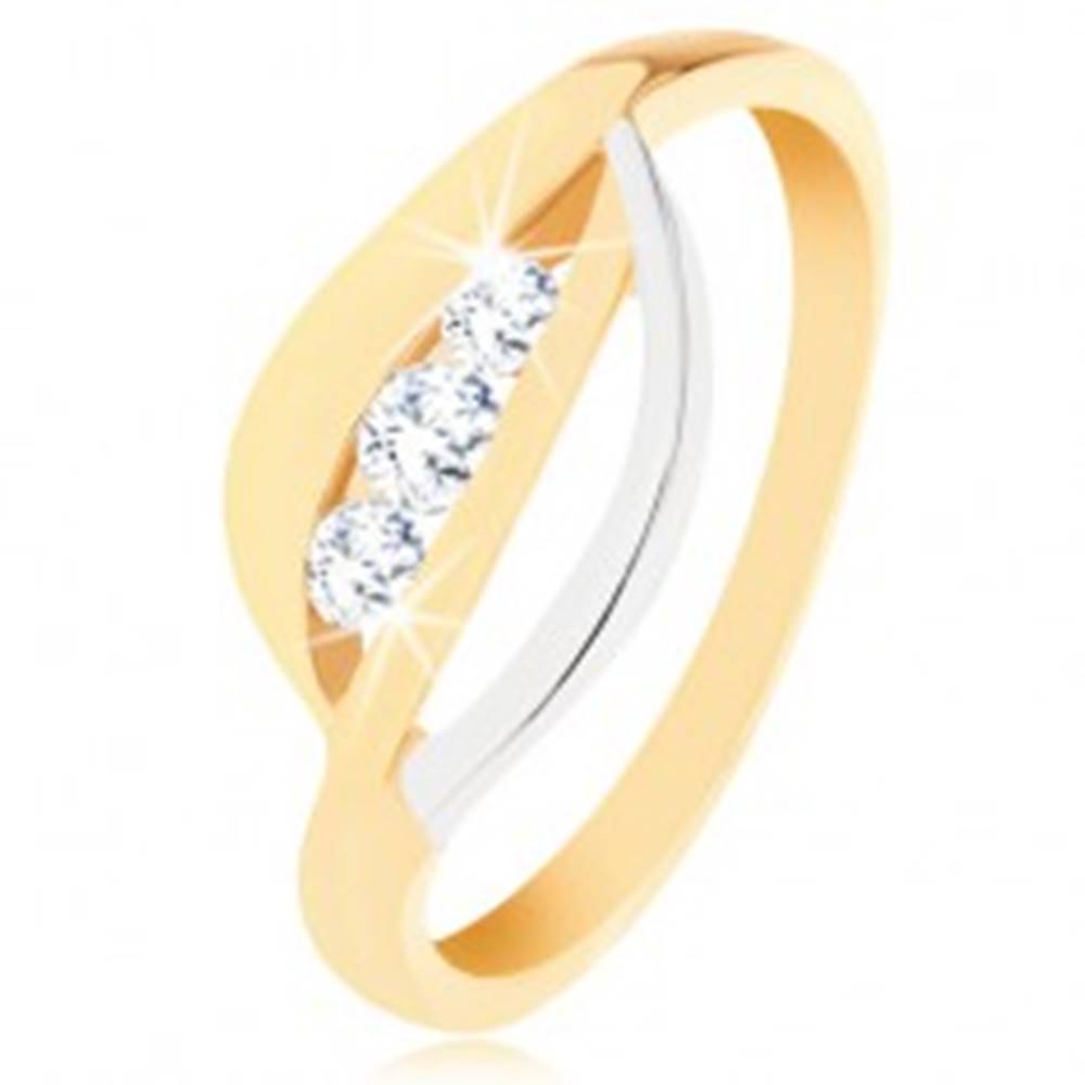 Šperky eshop Zlatý prsteň 375 - dvojfarebné zvlnené línie, tri okrúhle zirkóny čírej farby - Veľkosť: 49 mm