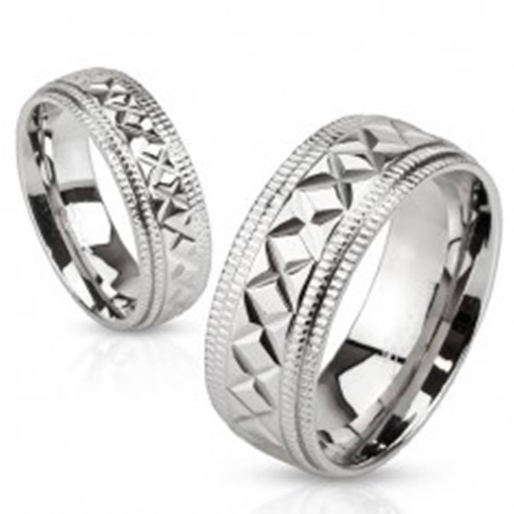 Šperky eshop Lesklý oceľový prsteň striebornej farby, vrúbky a geometrické zárezy, 8 mm - Veľkosť: 59 mm