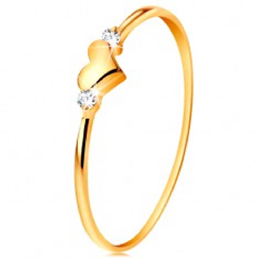 Šperky eshop Prsteň v žltom 14K zlate - dva číre zirkóny a lesklé vypuklé srdiečko - Veľkosť: 49 mm
