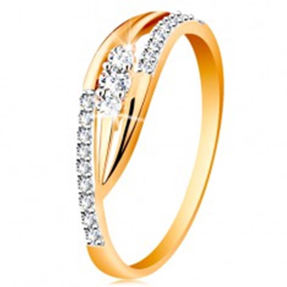 Šperky eshop Zlatý prsteň 585 - lesklé zahnuté ramená, trblietavé pásy a tri zirkóny - Veľkosť: 49 mm