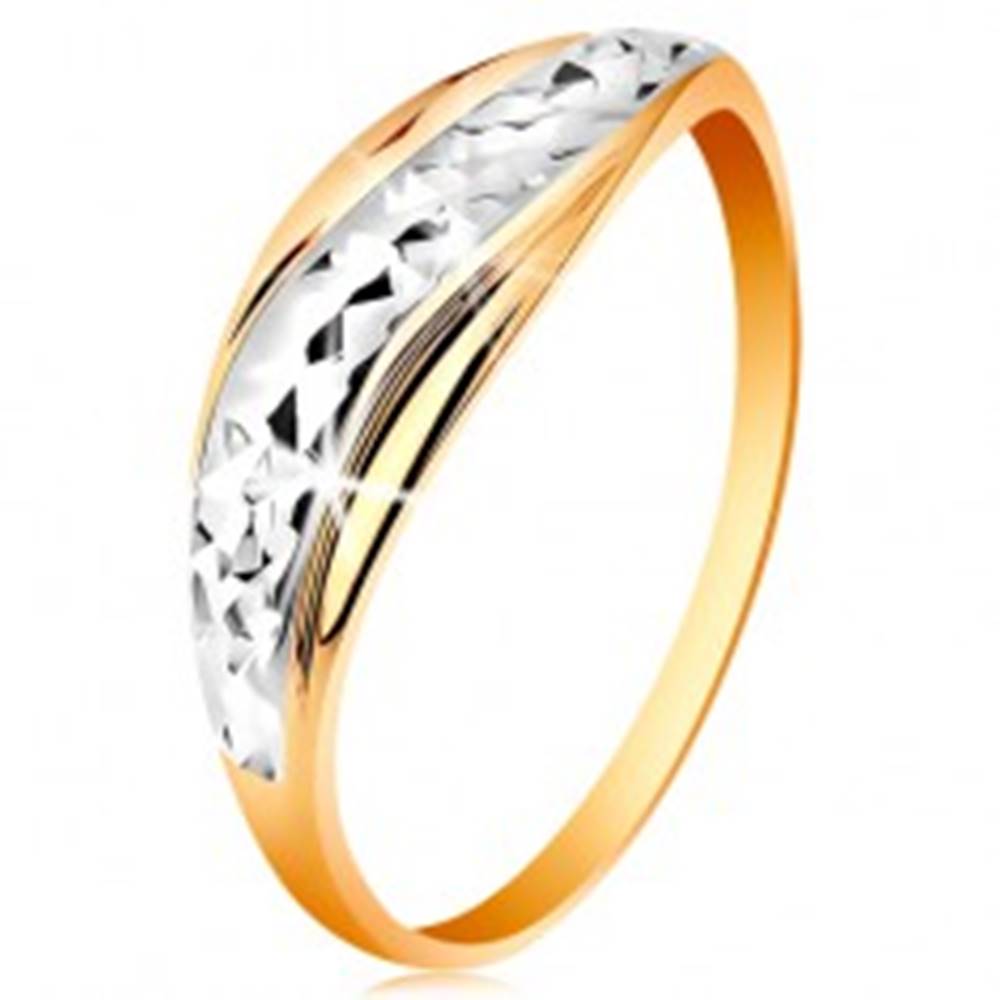 Šperky eshop Zlatý prsteň 585 - vlnky z bieleho a žltého zlata, ligotavý brúsený povrch - Veľkosť: 49 mm