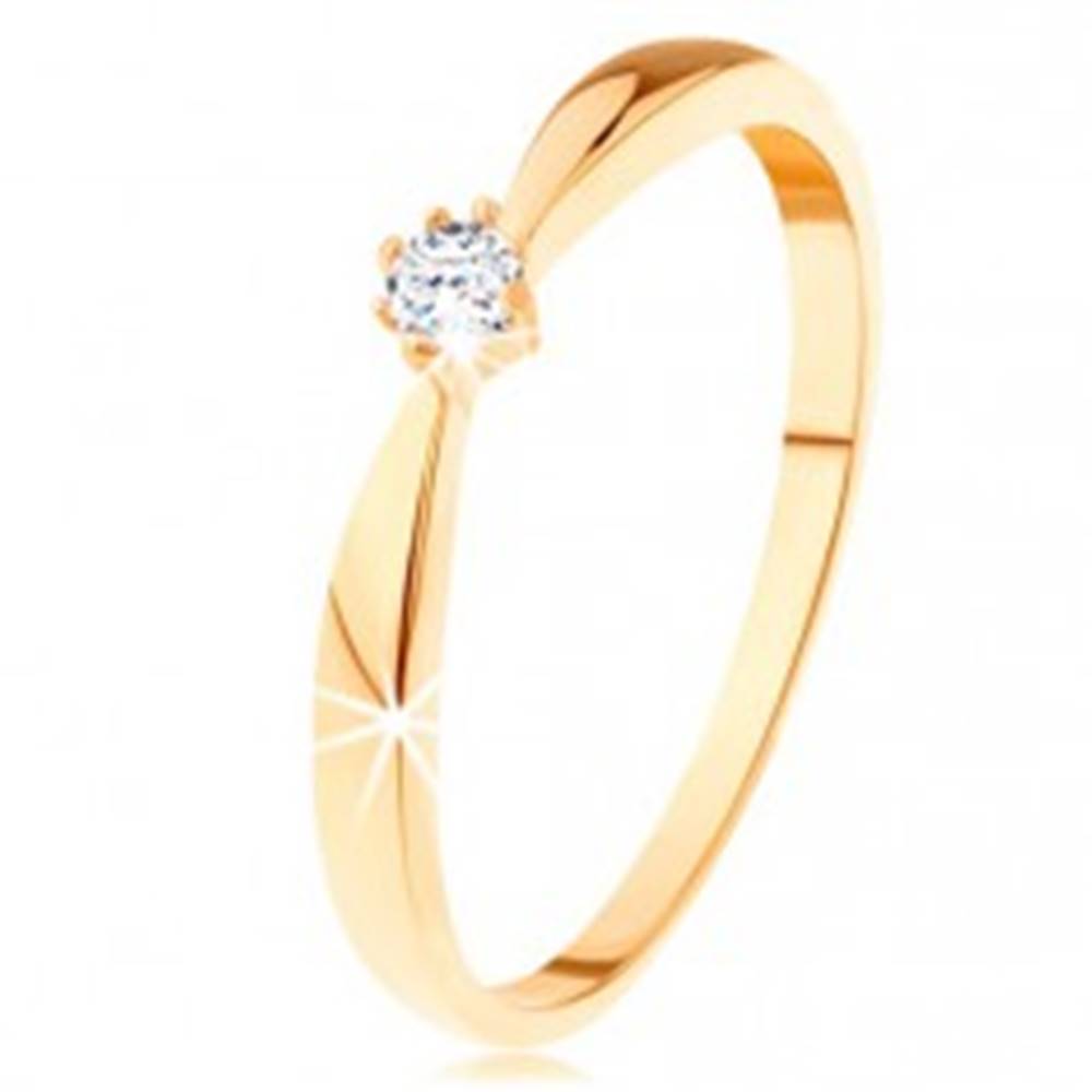 Šperky eshop Prsteň zo žltého 14K zlata - zaoblené ramená, okrúhly diamant čírej farby - Veľkosť: 49 mm