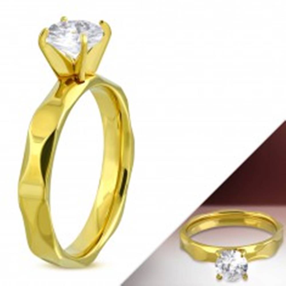 Šperky eshop Zásnubný prsteň z chirurgickej ocele zlatej farby, brúsené ramená, číry zirkón - Veľkosť: 51 mm