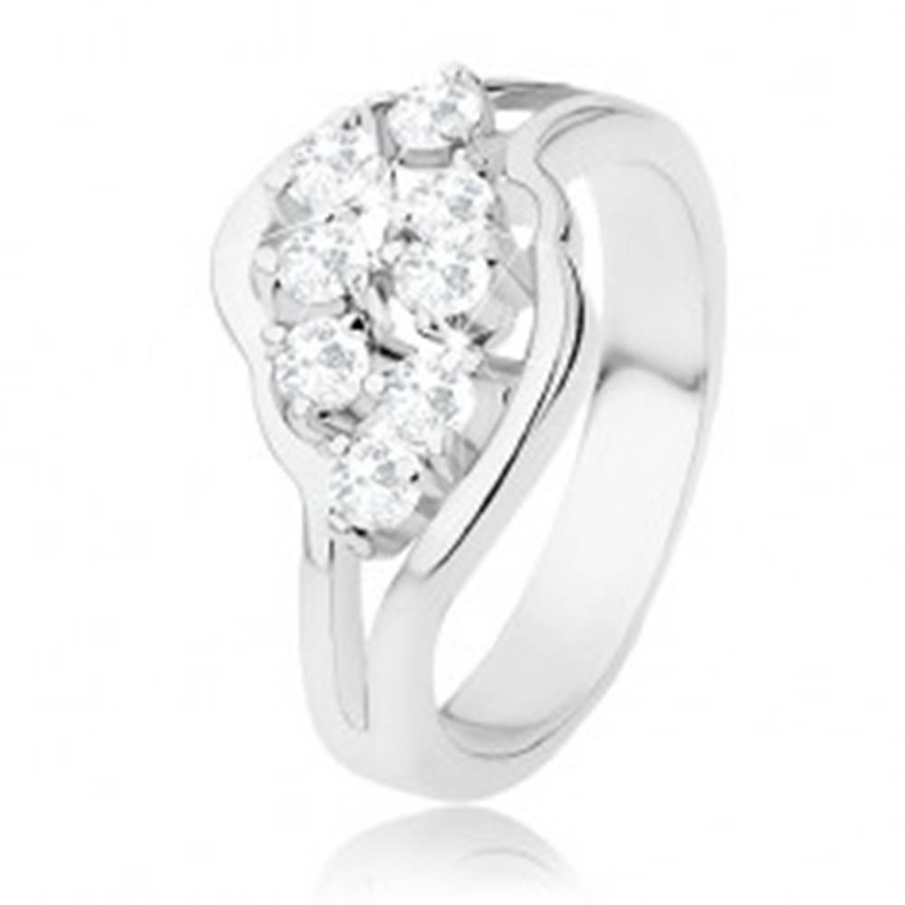 Šperky eshop Lesklý prsteň striebornej farby, rozdelené ramená, číre ligotavé zirkóny - Veľkosť: 48 mm