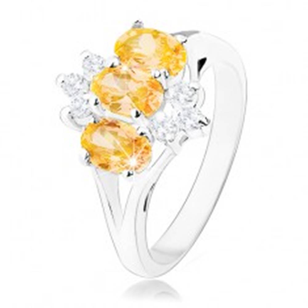 Šperky eshop Lesklý prsteň v striebornej farbe, žlté zirkónové ovály, číre zirkóniky - Veľkosť: 50 mm