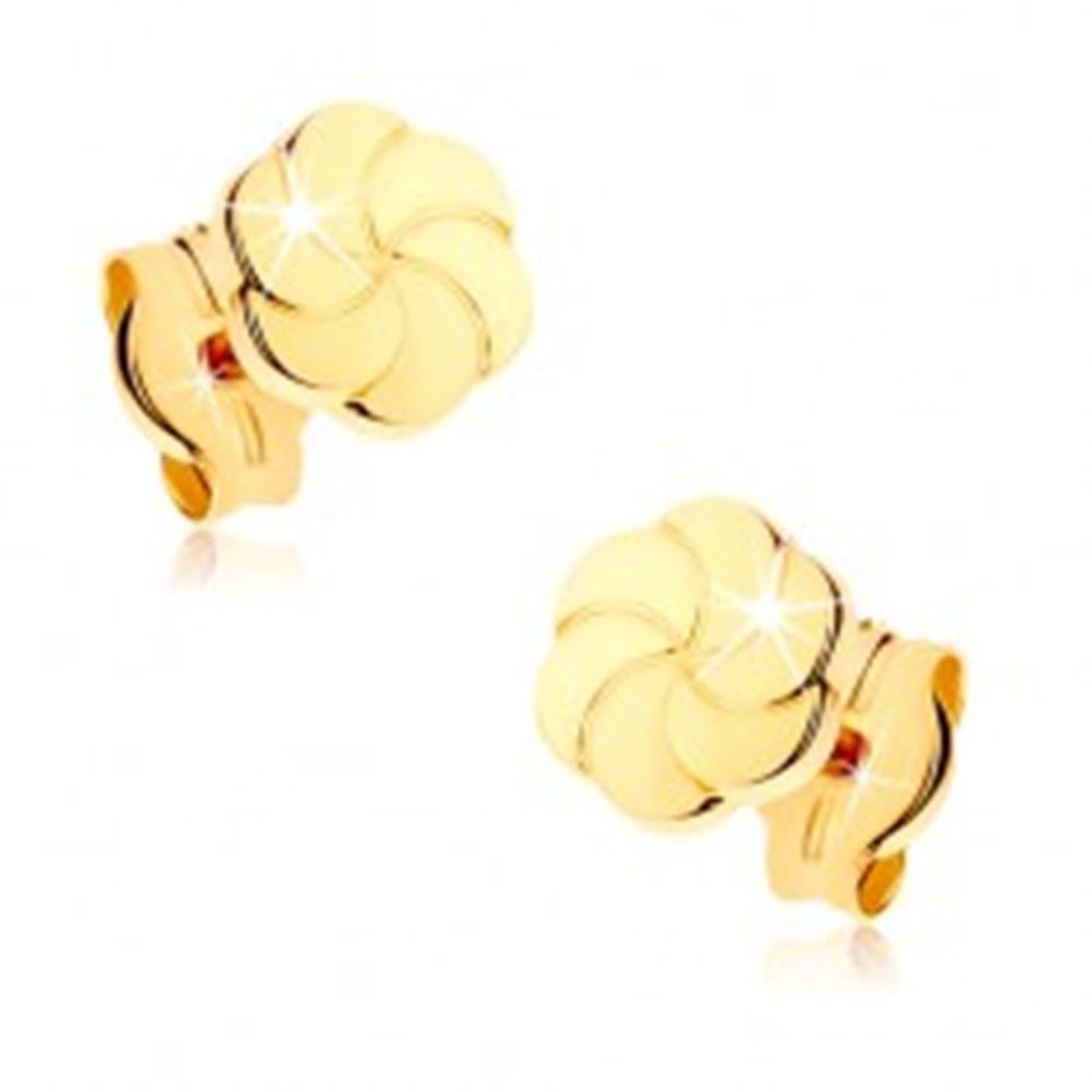 Šperky eshop Náušnice zo žltého 9K zlata - ligotavé kvietky s gravírovanými lupeňmi