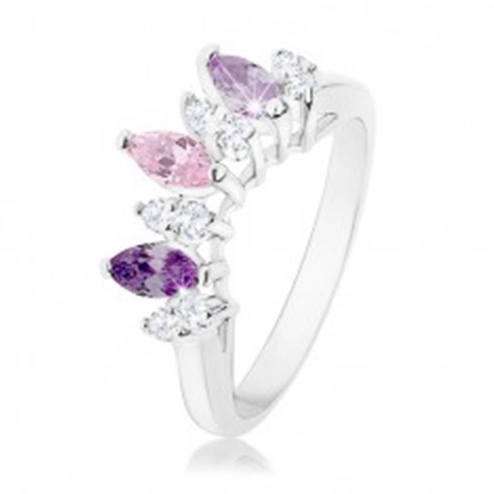 Šperky eshop Prsteň striebornej farby, zrnká v odtieňoch fialovej, ružovej a čírej farby - Veľkosť: 52 mm