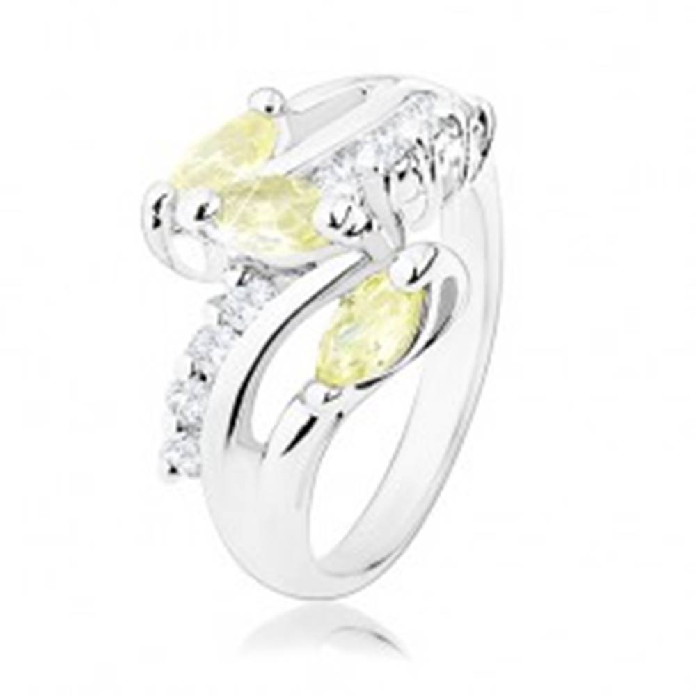 Šperky eshop Prsteň v striebornom odtieni, číre zirkónové línie, žltozelené zrnká - Veľkosť: 51 mm
