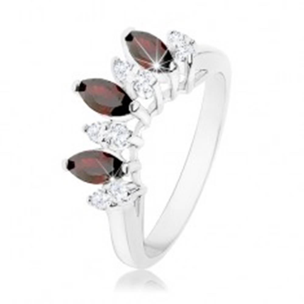 Šperky eshop Trblietavý prsteň striebornej farby, číre a tmavočervené zirkónové zrnká - Veľkosť: 53 mm