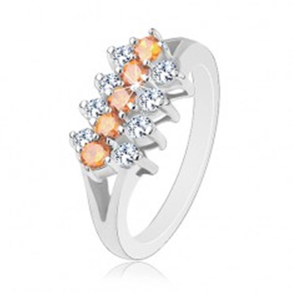Šperky eshop Trblietavý prsteň zdobený zirkónovými líniami čírej a svetlooranžovej farby - Veľkosť: 48 mm
