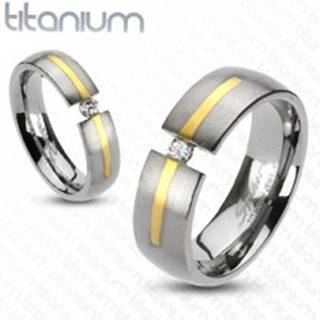Titánový prsteň striebornej farby - prúžok zlatej farby, zirkón - Veľkosť: 49 mm