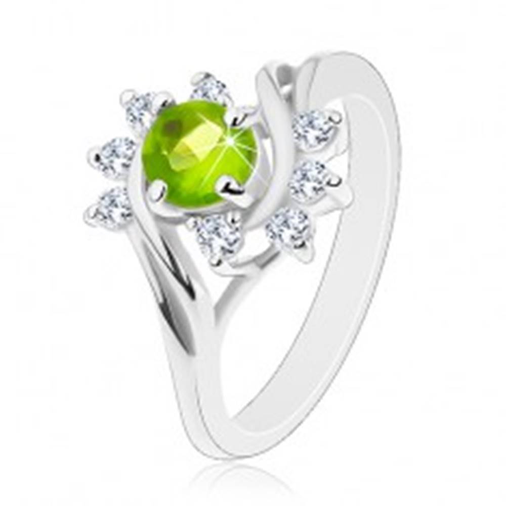 Šperky eshop Lesklý prsteň so striebornou farbou, oblúky čírych zirkónov, svetlozelený zirkón - Veľkosť: 49 mm