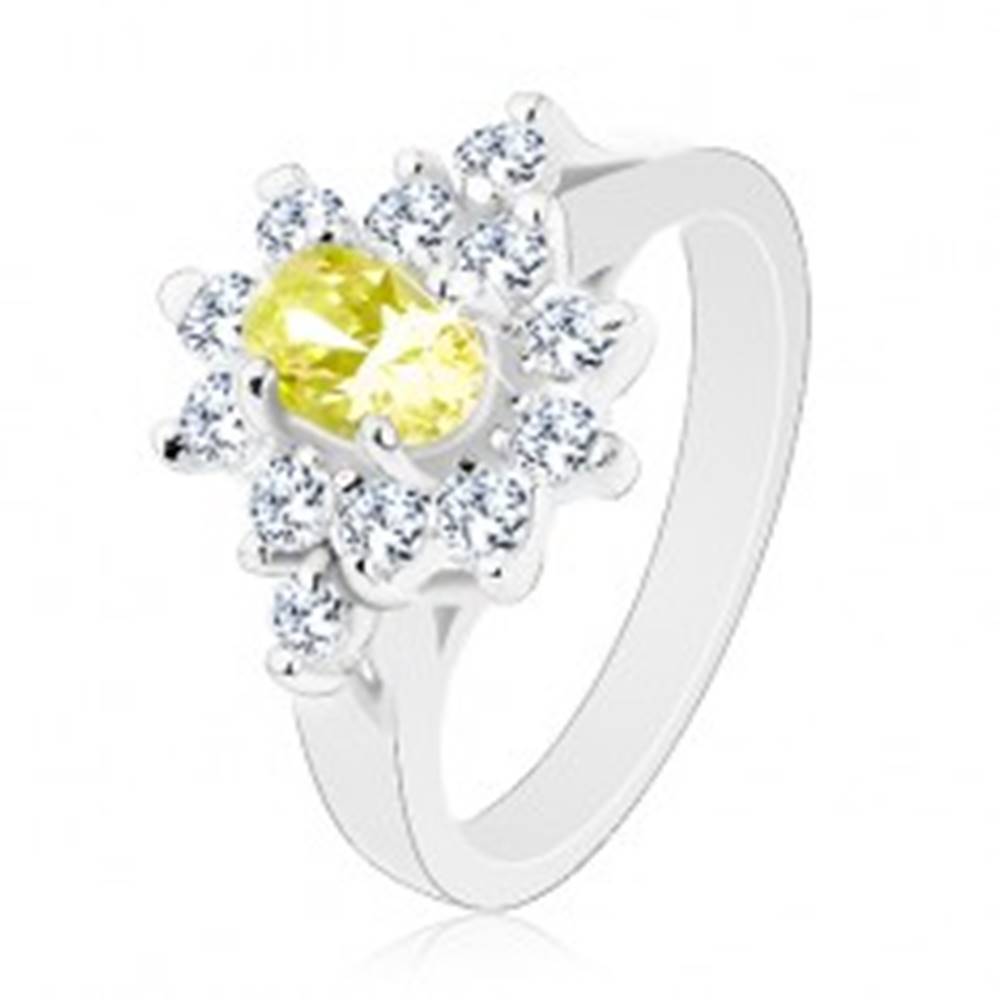 Šperky eshop Ligotavý prsteň, oválny zirkón svetlozelenej farby s čírou obrubou - Veľkosť: 59 mm