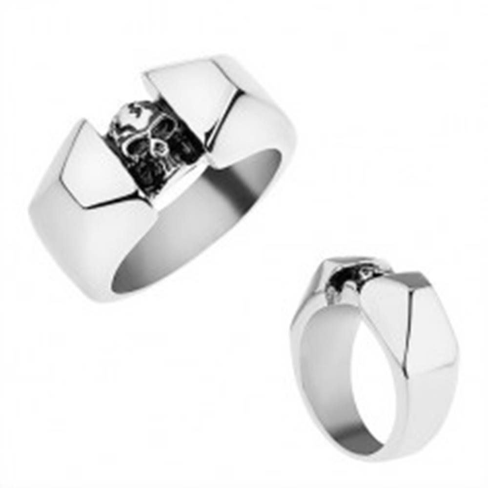 Šperky eshop Oceľový prsteň striebornej farby, lesklé a zbrúsené ramená, patinovaná lebka - Veľkosť: 56 mm