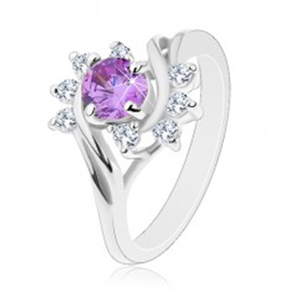 Šperky eshop Prsteň v striebornom odtieni, okrúhly fialový zirkón, ligotavé číre oblúky - Veľkosť: 49 mm