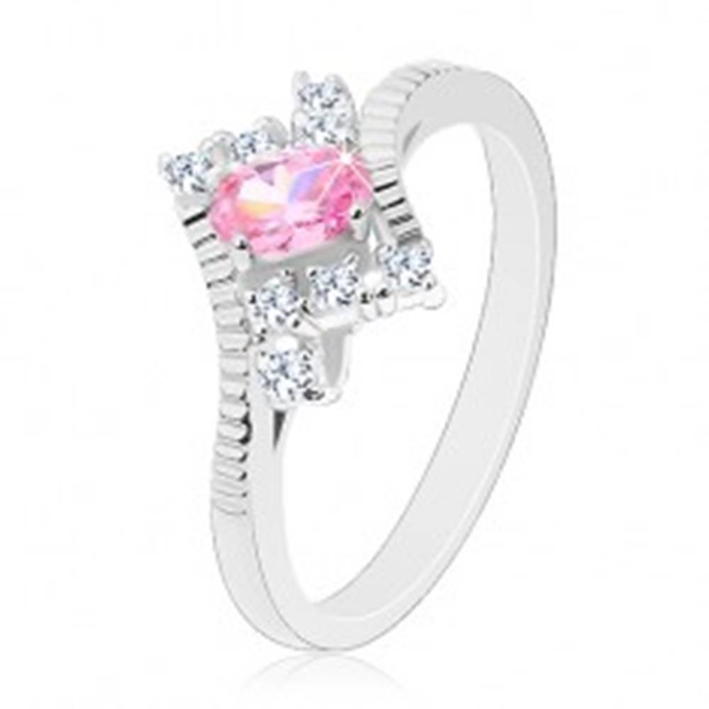 Šperky eshop Prsteň v striebornom odtieni s vrúbkovanými ramenami, ružový ovál, číre zirkóny - Veľkosť: 52 mm