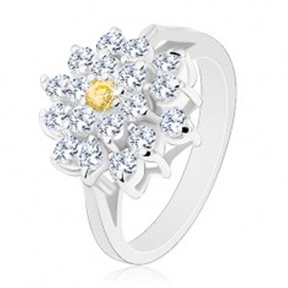 Šperky eshop Prsteň v striebornom odtieni, veľký zirkónový kvet čírej farby, žltý stred - Veľkosť: 49 mm