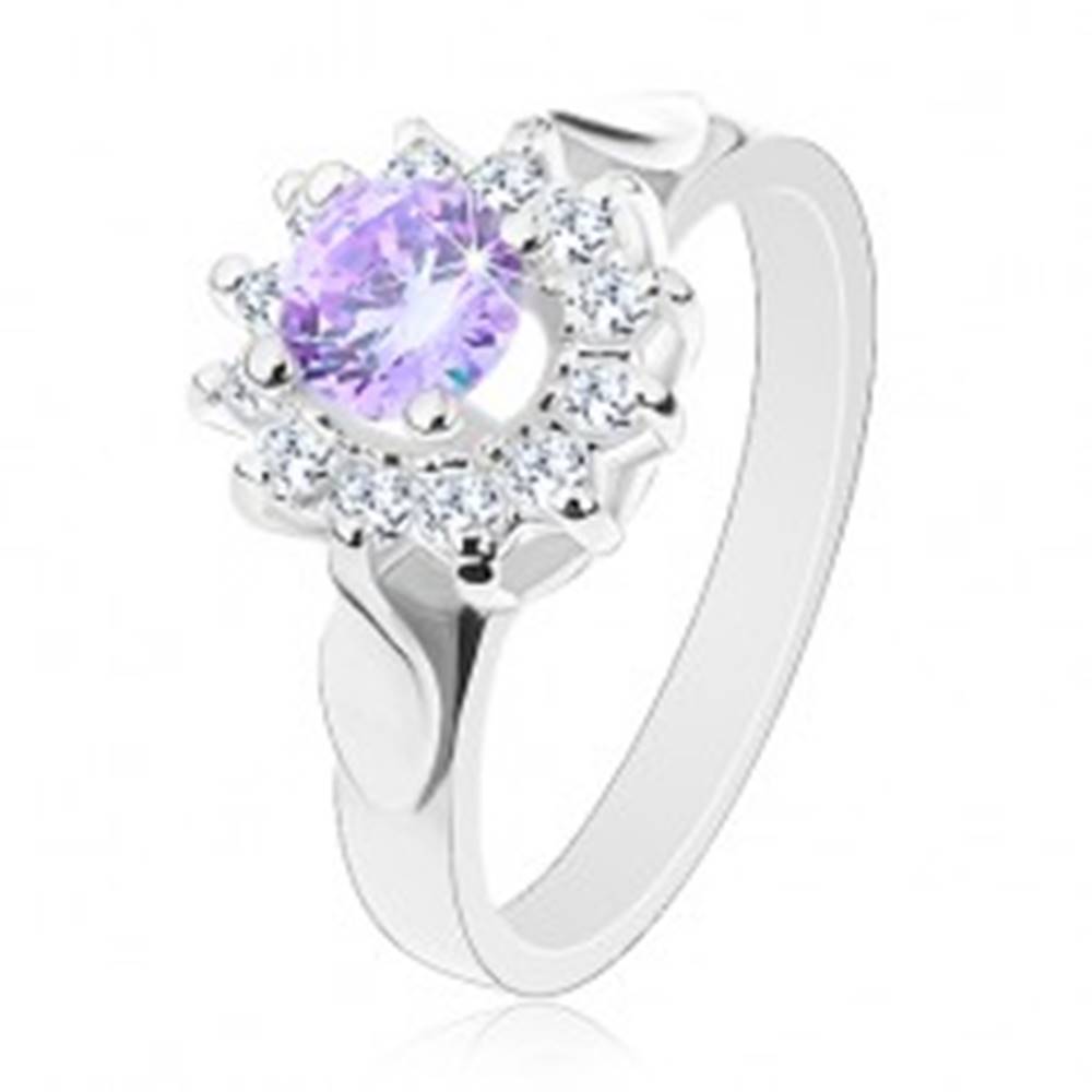 Šperky eshop Trblietavý prsteň s lístkami na ramenách, svetlofialový zirkón, číre lupene - Veľkosť: 49 mm