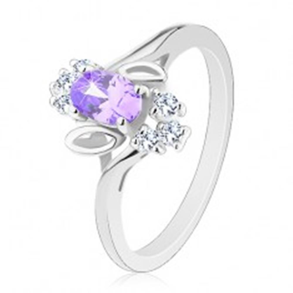 Šperky eshop Trblietavý prsteň, svetlofialový oválny zirkón, lístočky, číre zirkóniky - Veľkosť: 51 mm
