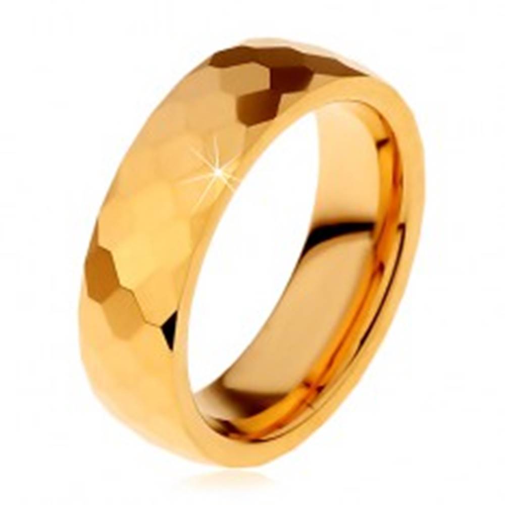 Šperky eshop Volfrámový prsteň zlatej farby, vybrúsené lesklé šesťhrany, 8 mm - Veľkosť: 51 mm