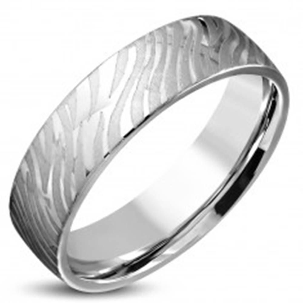 Šperky eshop Lesklý oceľový prsteň striebornej farby - matný motív zebry, 6 mm - Veľkosť: 52 mm