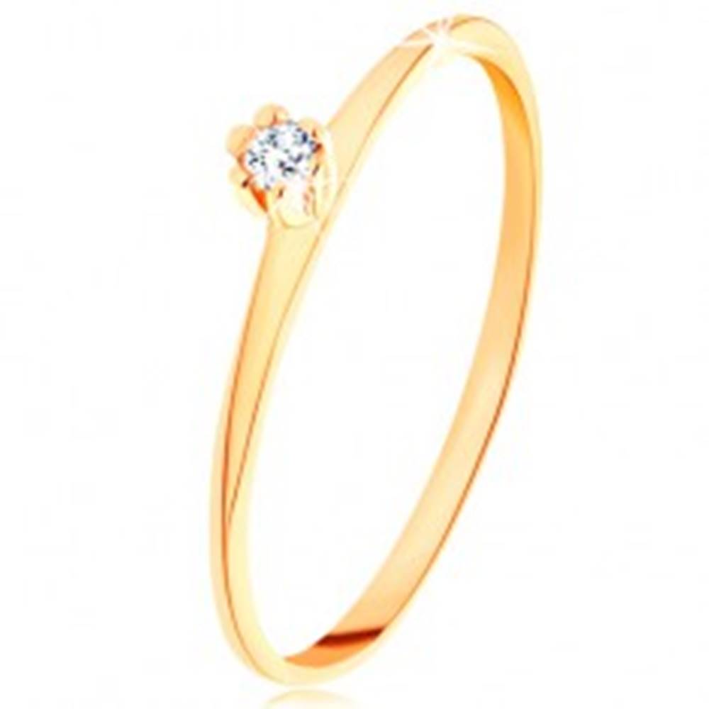 Šperky eshop Prsteň v žltom 14K zlate - okrúhly číry diamant, tenké skosené ramená - Veľkosť: 49 mm