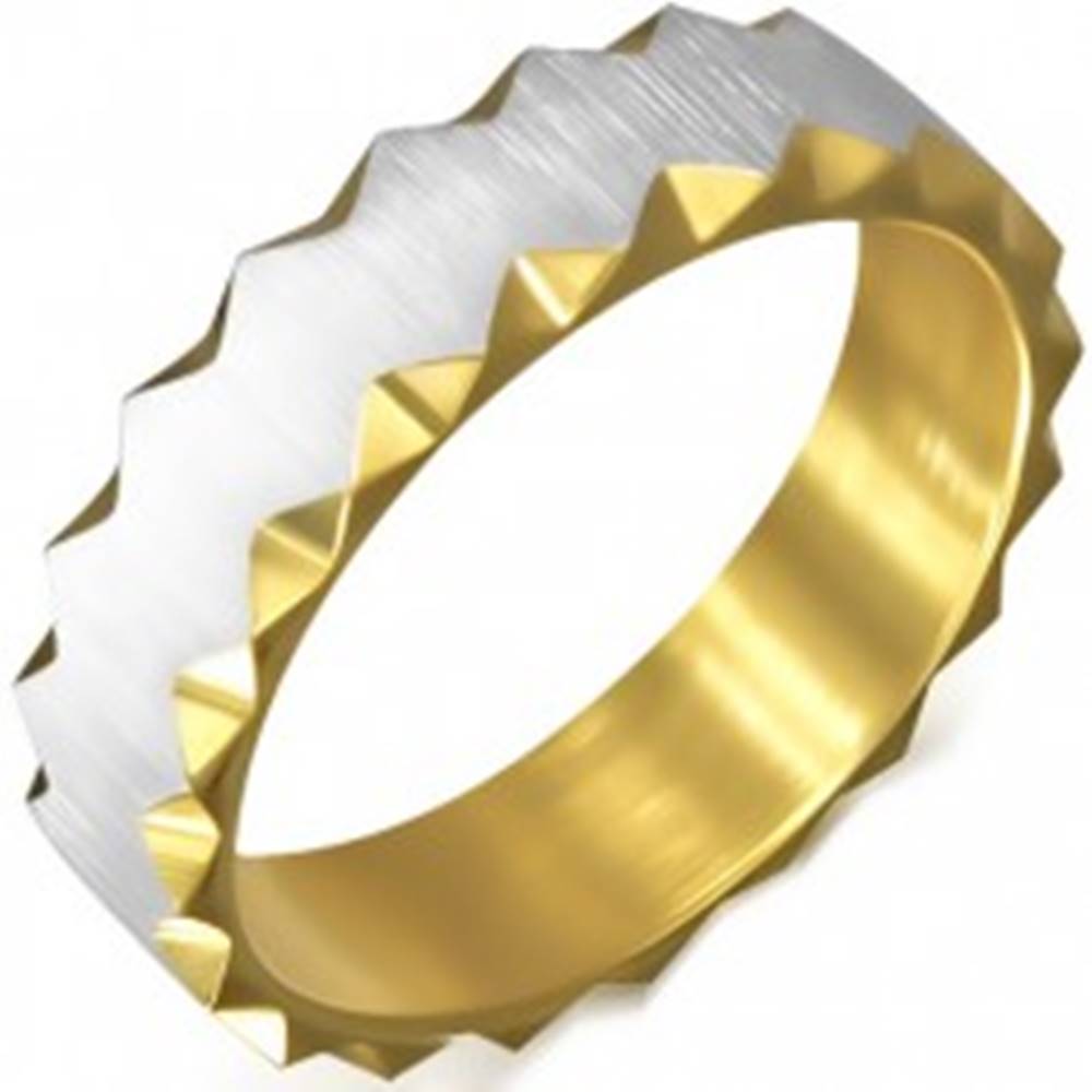 Šperky eshop Oceľový prsteň zlatej farby so saténovým pásom, trojuholníkové výrezy - Veľkosť: 51 mm