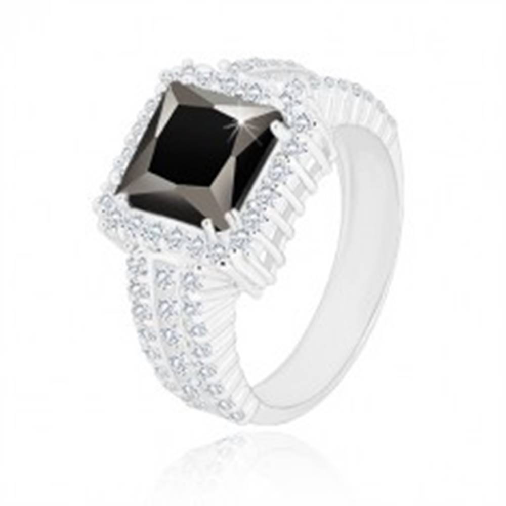 Šperky eshop Strieborný prsteň 925 - čierny zirkónový štvorec, číry zirkónový lem a ramená - Veľkosť: 49 mm