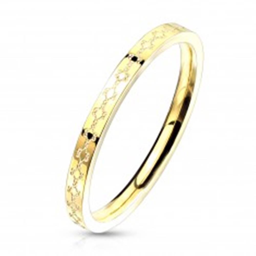 Šperky eshop Oceľová obrúčka v zlatom farebnom prevedení - filigránový vzor, úzke ramená, 2 mm - Veľkosť: 49 mm