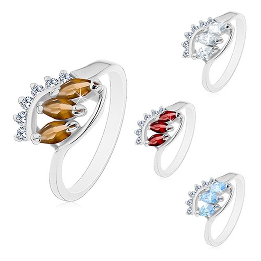 Šperky eshop Prsteň s lesklými zahnutými ramenami, tri farebné zrnkové zirkóny - Veľkosť: 48 mm, Farba: Číra